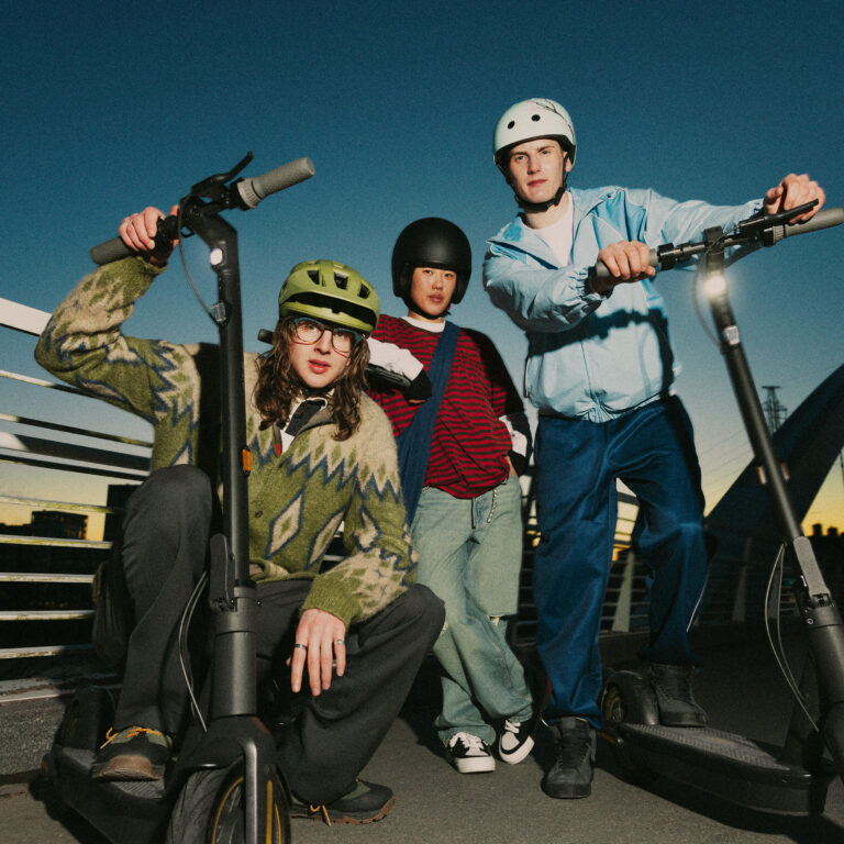 Kolme sähköpotkulautailijaa