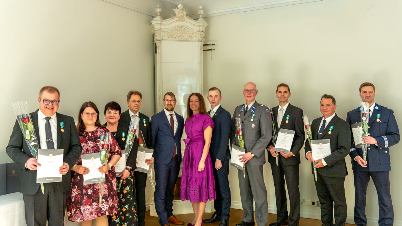 Kuvassa vasemmalta oikealle: Teppo Vesalainen, Elise Tuomola, Eini Karvonen, Timo Kärkkäinen, Liikenneturvan toimitusjohtaja Pasi Anteroinen, liikenne- ja viestintäministeri Lulu Ranne, Liikenneturvan hallituksen puheenjohtaja Miko Bergbom, Juha Kelloniitty, Jukka Antila, Vesa Jurmu ja Hannu Kontola.