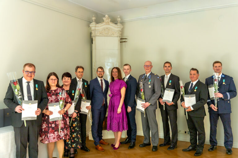 Kuvassa vasemmalta oikealle: Teppo Vesalainen, Elise Tuomola, Eini Karvonen, Timo Kärkkäinen, Liikenneturvan toimitusjohtaja Pasi Anteroinen, liikenne- ja viestintäministeri Lulu Ranne, Liikenneturvan hallituksen puheenjohtaja Miko Bergbom, Juha Kelloniitty, Jukka Antila, Vesa Jurmu ja Hannu Kontola.