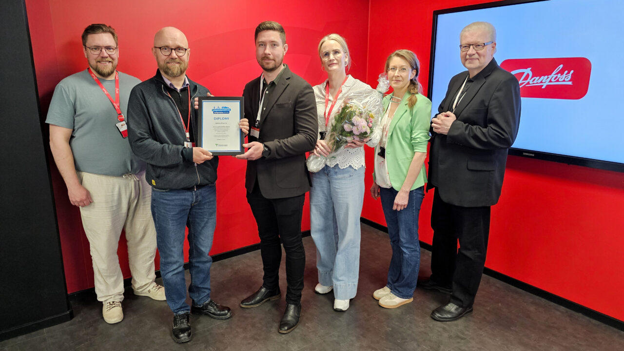 Liikenneturvan ja Danfoss Drives Oy:n henkilöt Liikenneturvallinen työpaikka -tunnustuksesta.