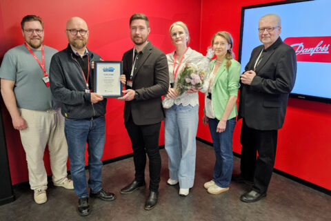 Liikenneturvan ja Danfoss Drives Oy:n henkilöt Liikenneturvallinen työpaikka -tunnustuksesta.