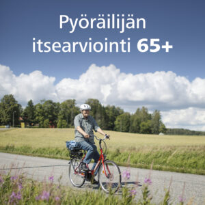 iäkäs henkilö pyöräilee niittymaisemassa kypärä päässä.