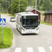 Linja-auto ajamassa vauhdilla tiellä.