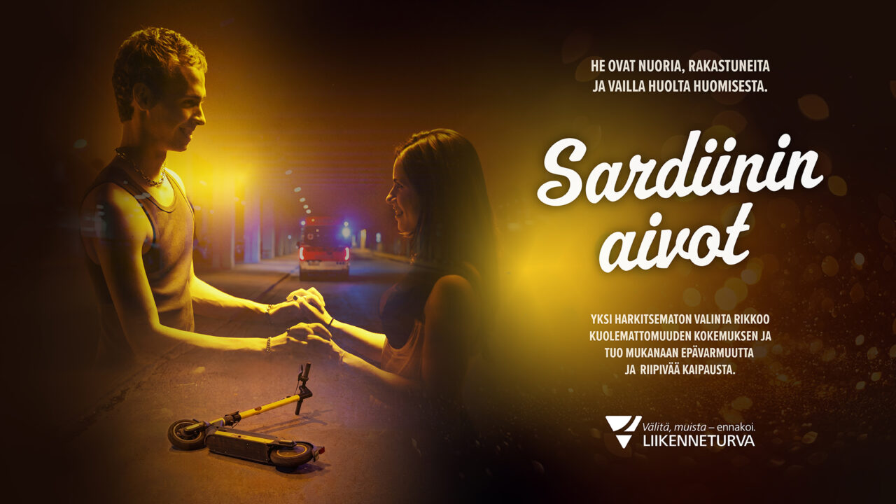 Lyhytelokuvan juliste. Kaksi nuorta pitävät toisiaan käsistä kiinni. Maassa makaa sähköpotkulauta ja taustalla näkyy ambulanssi.