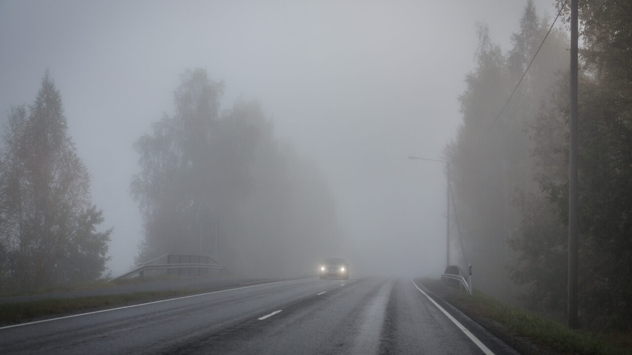 auto ajaa sumussa maantiellä