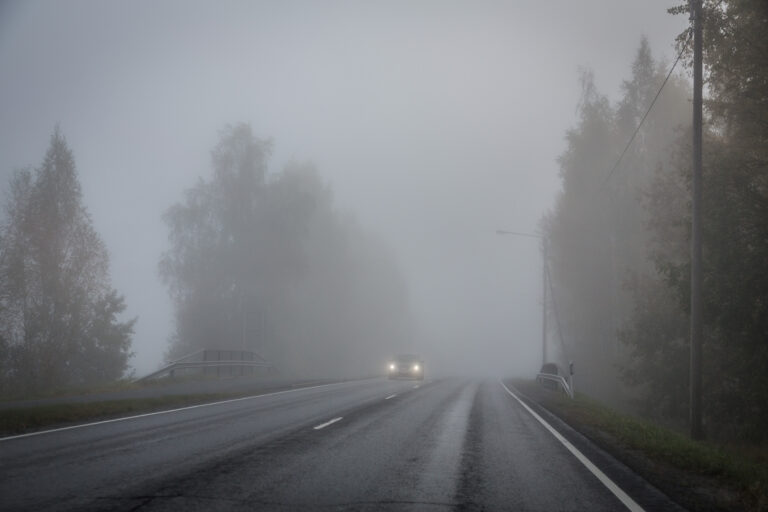 auto ajaa sumussa maantiellä